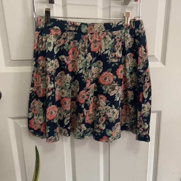 Cute short floral cotton skirt with elastic waist - Picture 3 of 3